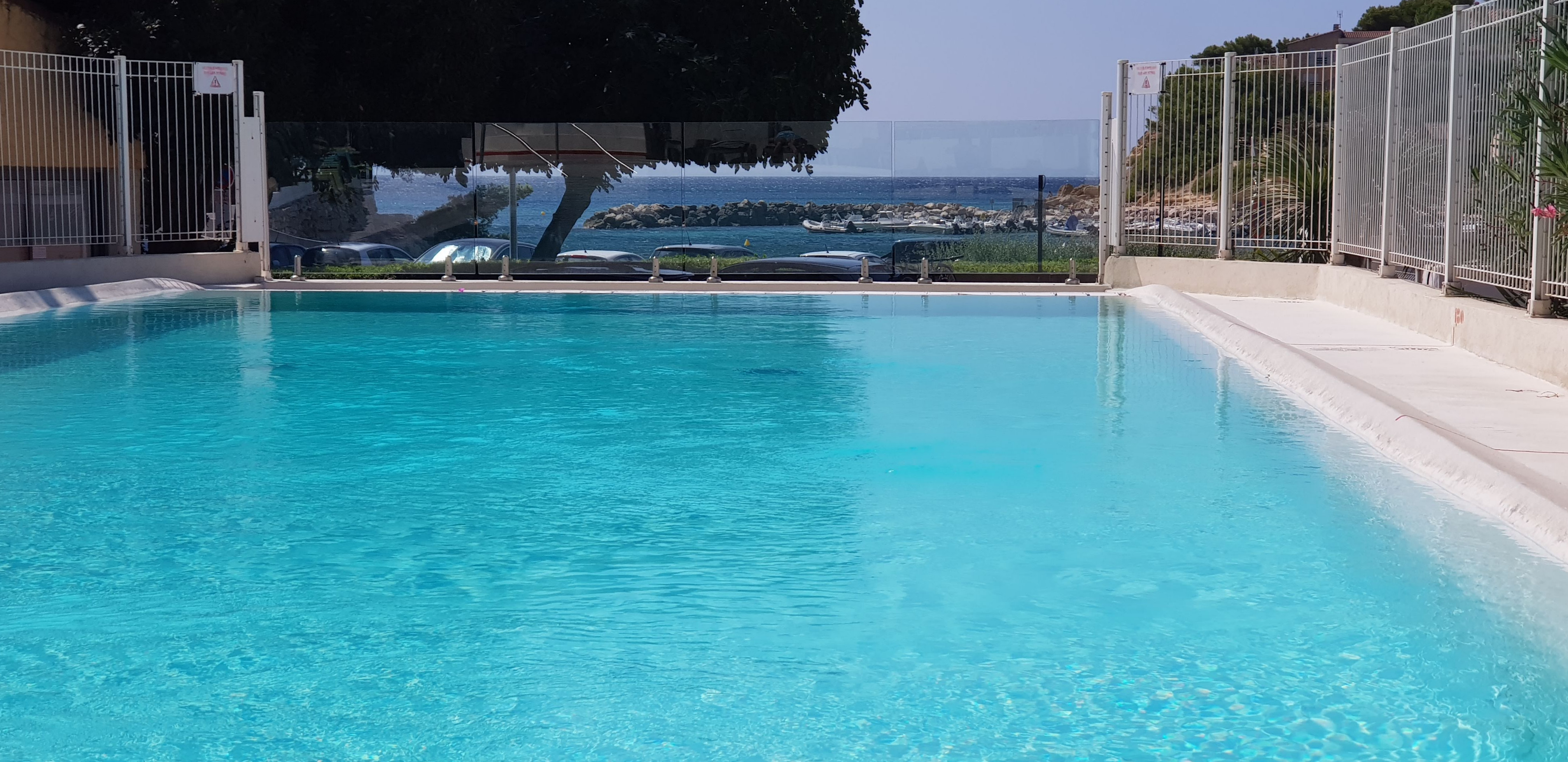 Camping au bord de la mer méditerrannée avec piscine