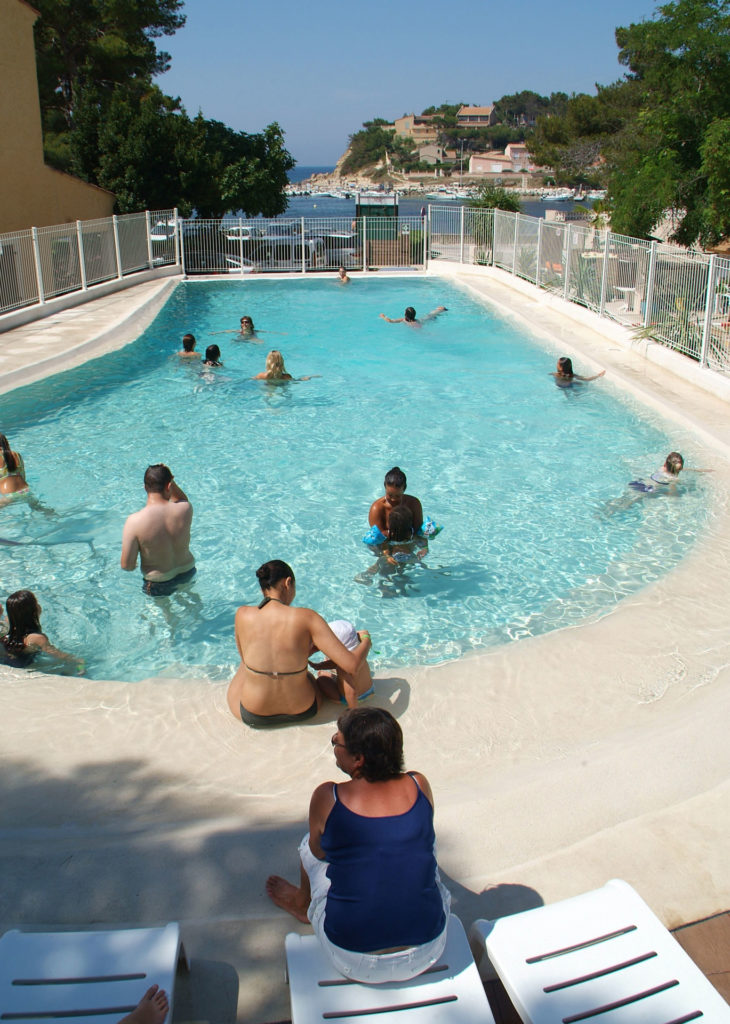 Un camping avec parc aquatique au bord de la mer