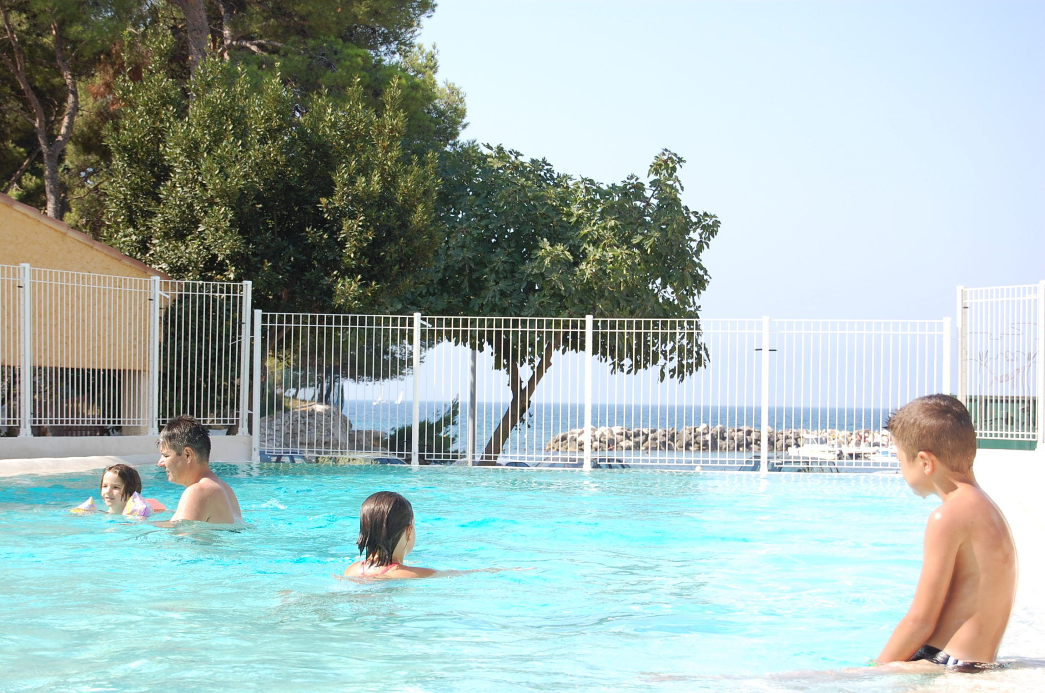 piscine enfant famille vacances martigues