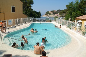 Un camping au bord de la mer méditerranée avec piscine en 3 points