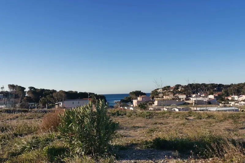 Camping avec piscine bord de mer Riviera vue partielle