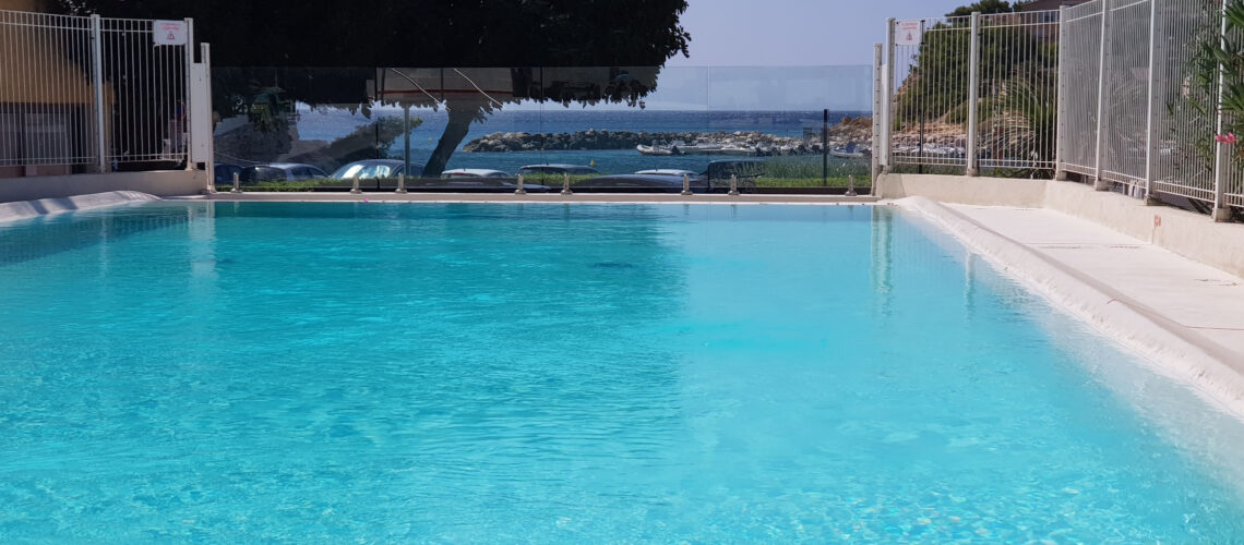 Camping au bord de la mer méditerrannée avec piscine