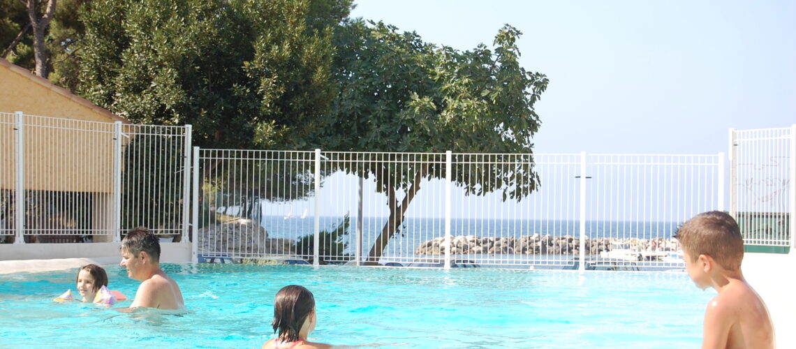 piscine enfant famille vacances martigues